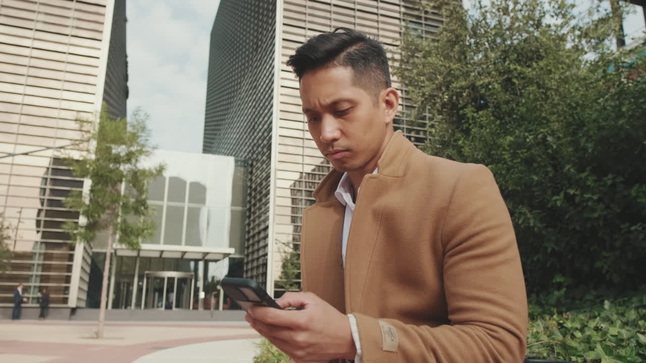 야외에서 전화를 사용하는 남자