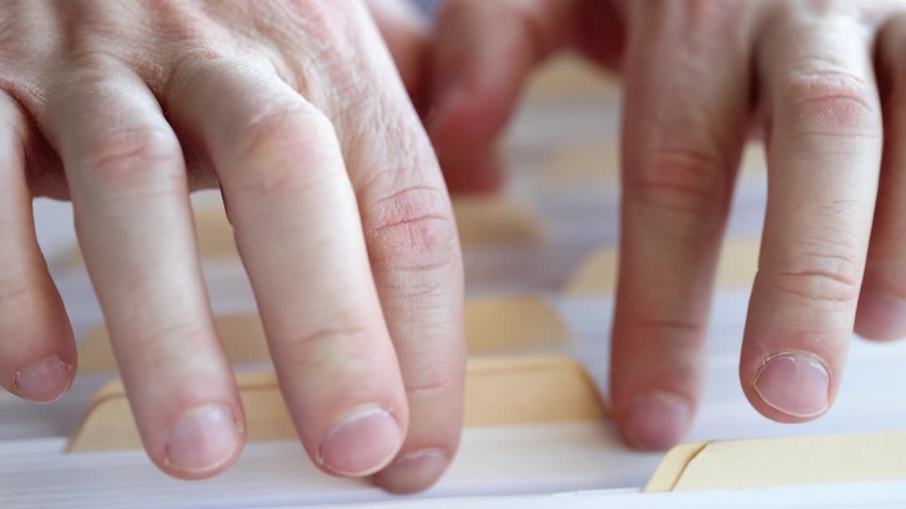 변호사 사무실 에서 문서 를 처리 하는 사업가