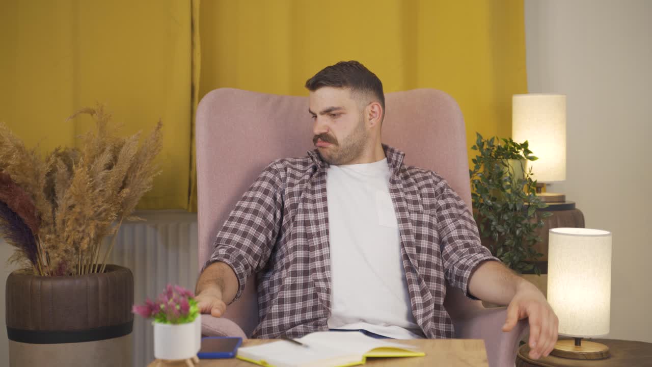 el hombre que huele mal olor está perturbado y disgustado.