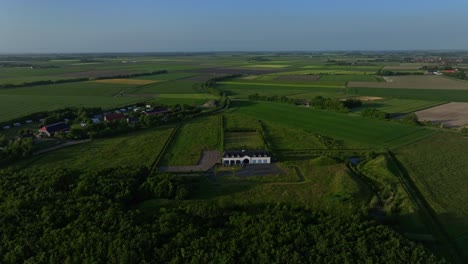 Luftaufnahme-Der-Luxuriösen-Villa-Zoutelande,-Umgeben-Von-Grünen-Feldern-Und-Wäldern