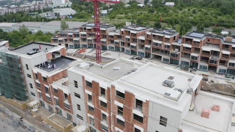Construcción-De-Nuevos-Apartamentos-Con-Grúas,a-Las-Afueras-De-La-Ciudad,disparo-De-Drones