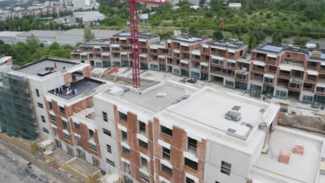 construcción de nuevos apartamentos con grúas,a las afueras de la ciudad,disparo de drones