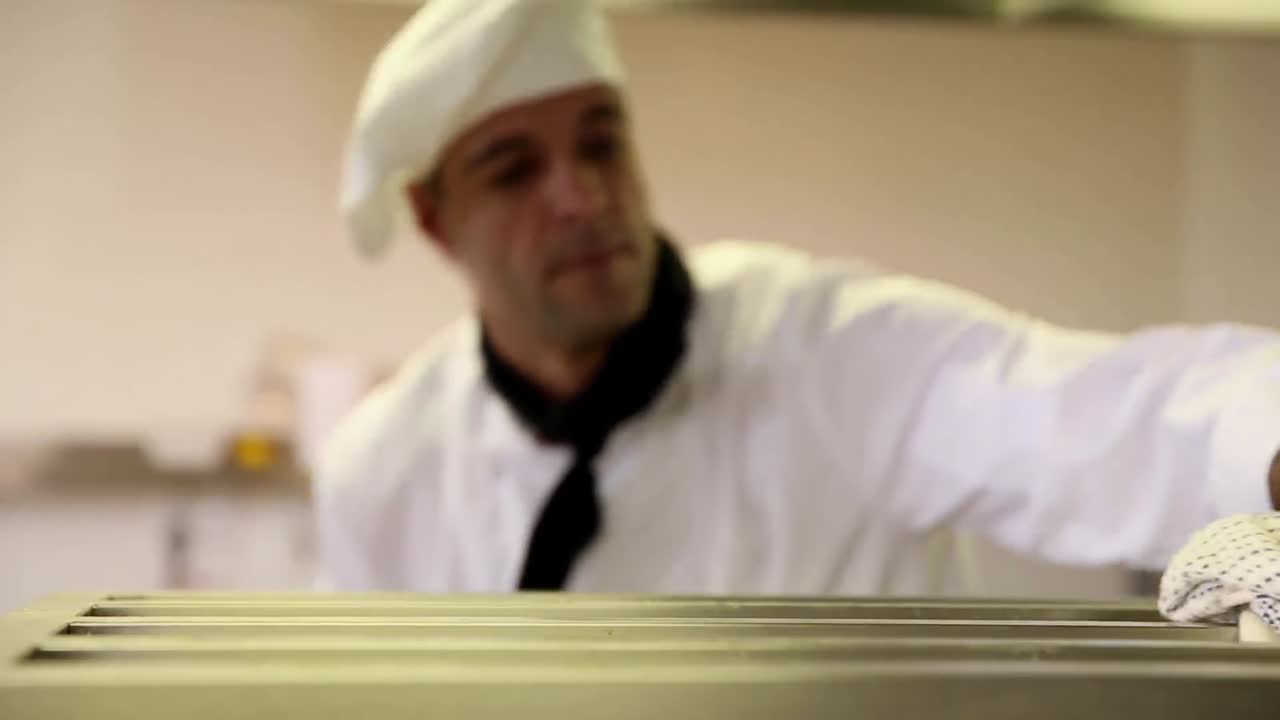 el guapo chef limpiando el mostrador.