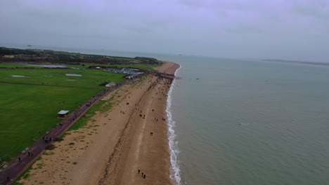 Luftaufnahmen-Vom-Wegfliegen-In-Gosport,-Neujahrsschwimmen,-Großbritannien,-4k