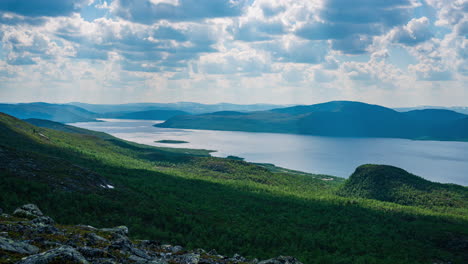 el lapso de tiempo de las sombras de las nubes que se mueven sobre el lago kilpisjarvi, día de verano en laplandia