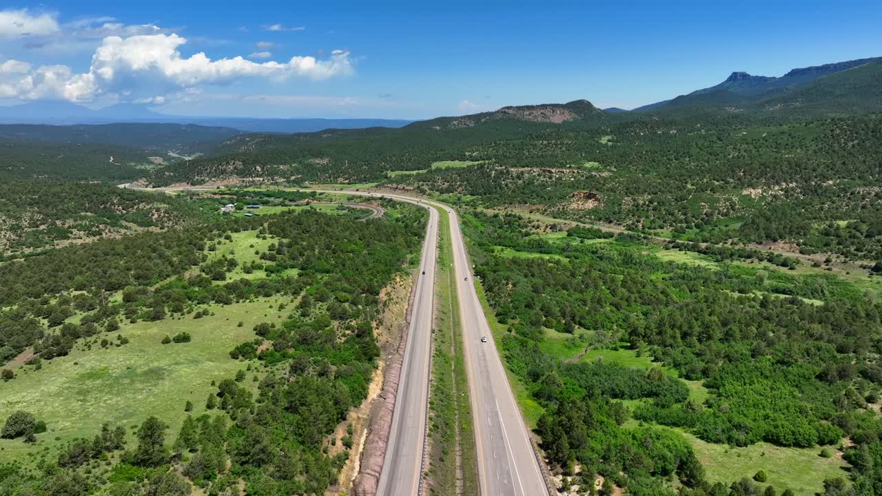 carretera panorámica a través de las montañas rocosas en colorado