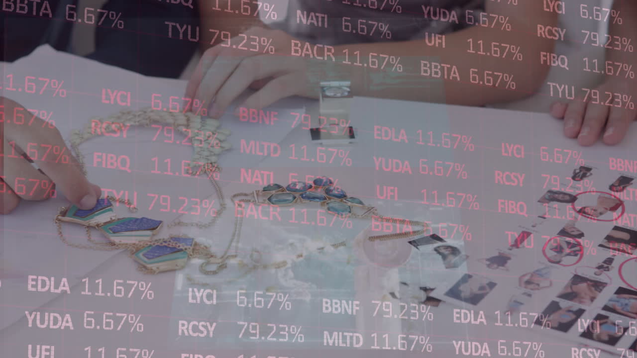 회의에서 보석을 선택하는 비즈니스 동료에 대한 금융 데이터 처리 애니메이션