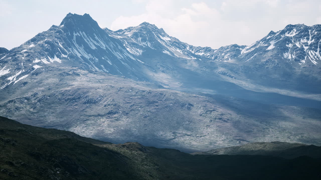 멀리 눈이  ⁇ 인 산과 함께 계곡 위의 공중
