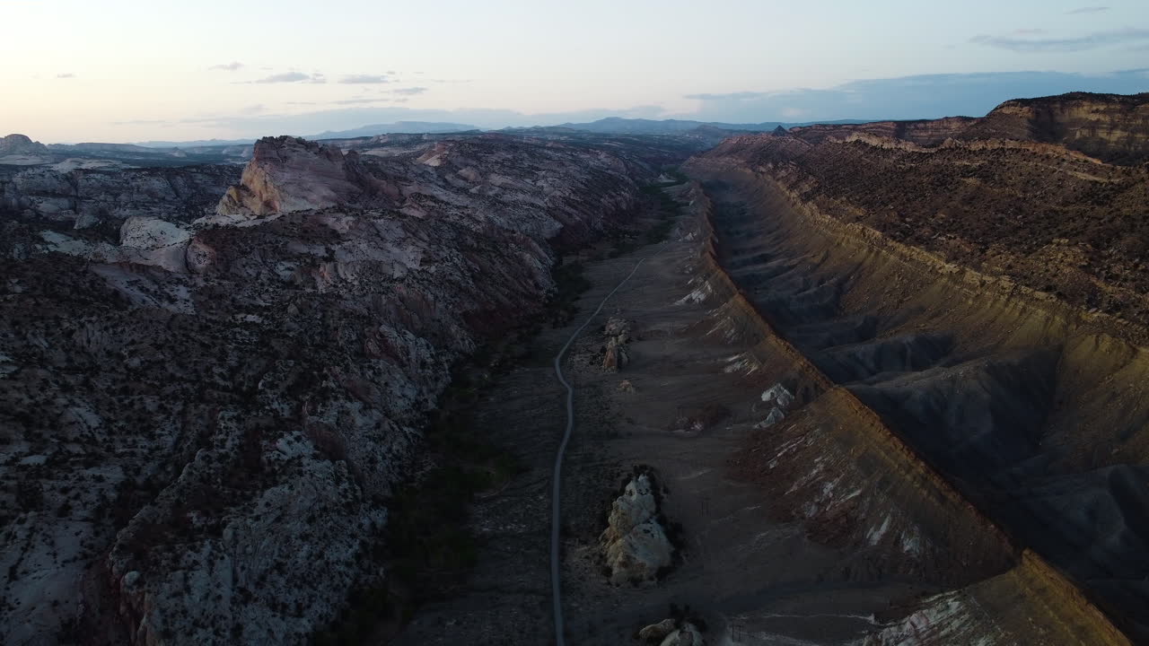 Vista aerea di una valle in un canyon al tramonto, vista a volo d'uccello, slow motion