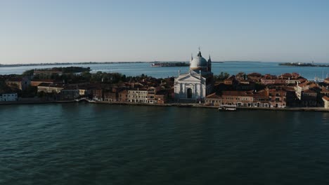 Vista-Aérea-De-La-Iglesia-Del-Santo-Redentore,-Una-Iglesia-Católica-En-Venecia,-Italia