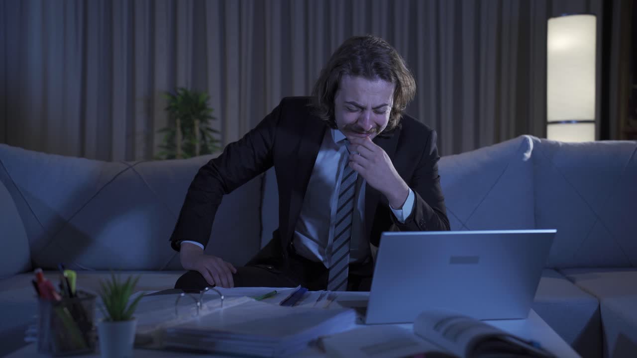 파산 직전의 실패한 사업가는 밤에 집에서 울고 있습니다.