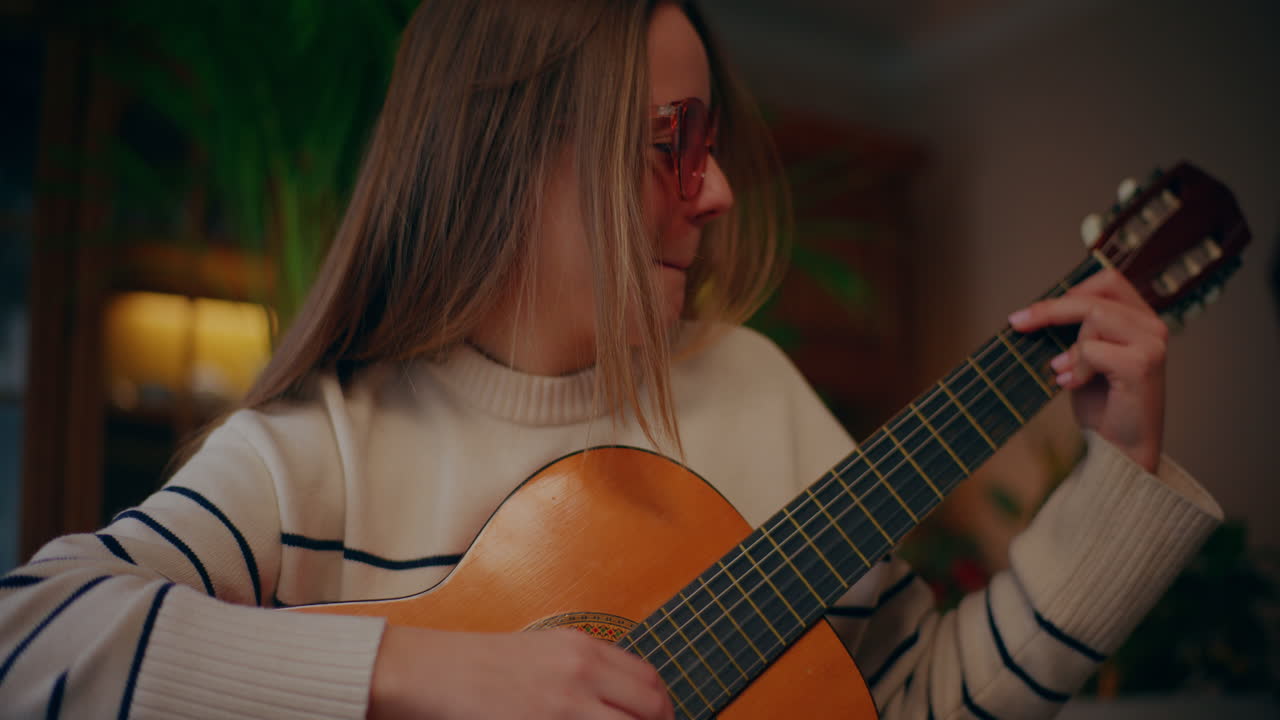mujer tocando la guitarra escribiendo canciones componiendo música