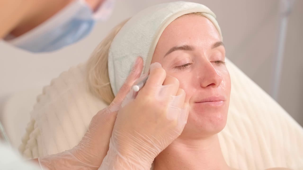 현대 화장품 클리닉에서 보토신 주사 절차 - 보리 치료