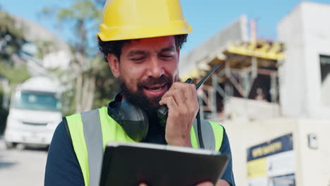 trabajador de la construcción que comunica y comprueba documentos