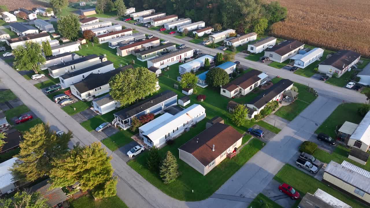 vista aérea de un barrio suburbano con casas modulares y calles bordeadas de árboles
