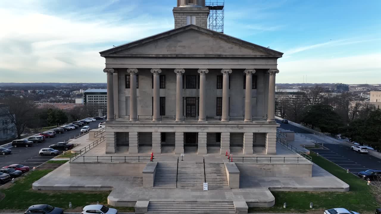 Vista aerea ascendente del Tennessee State Capitol Building a Nashville