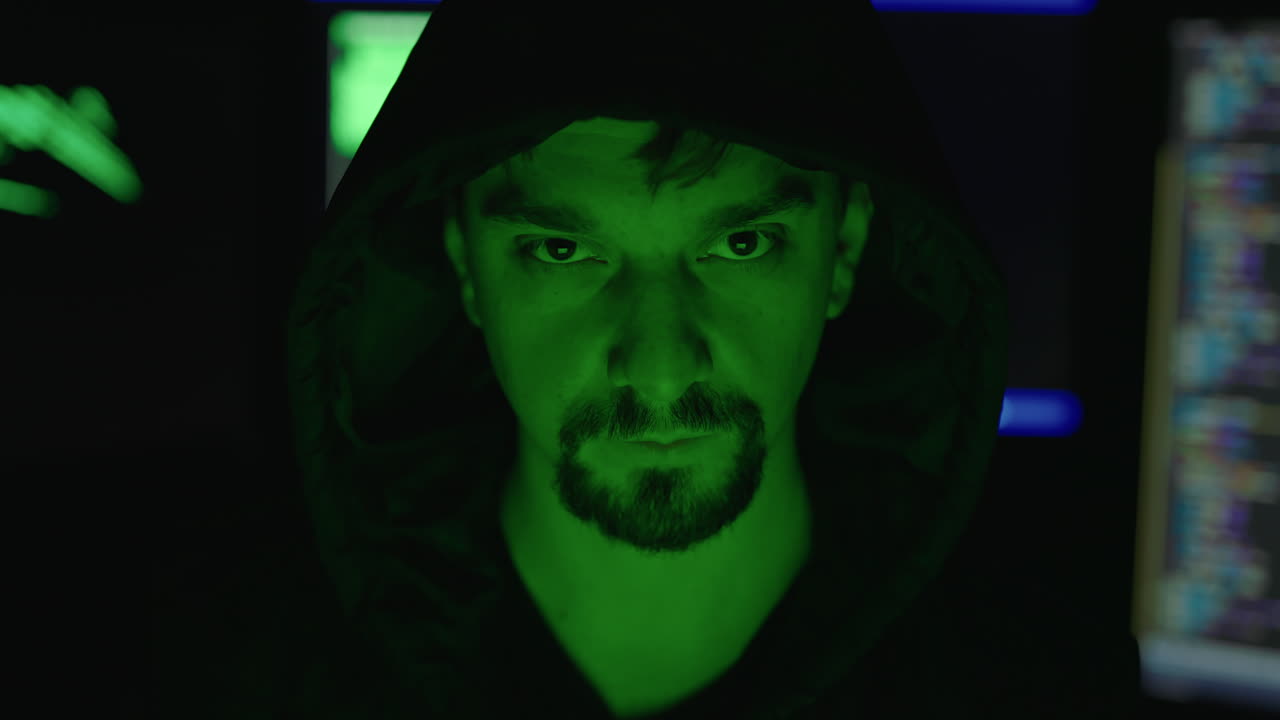 Hacker con una capucha