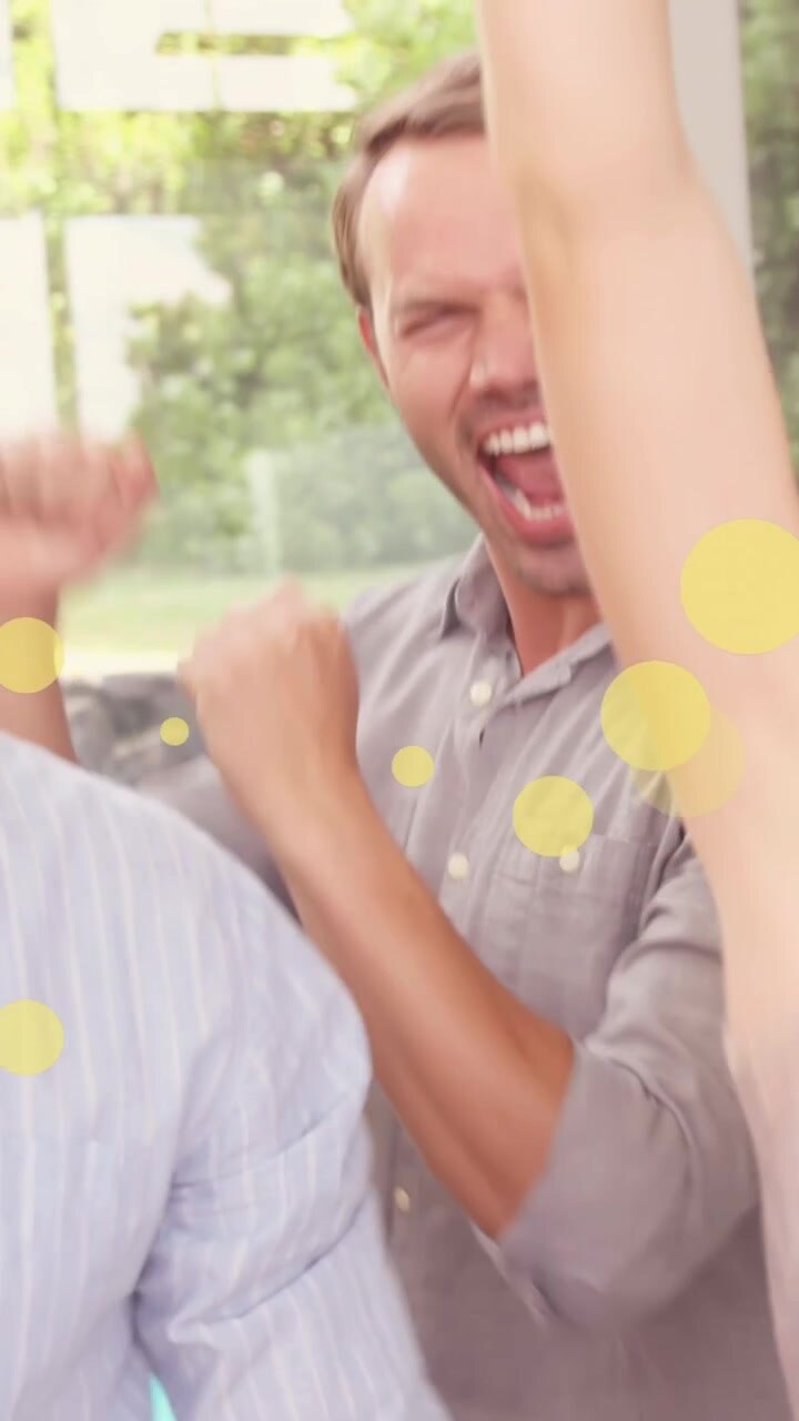 Animazione di macchie gialle su un gruppo di amici caucasici sorridenti che balla a una festa.