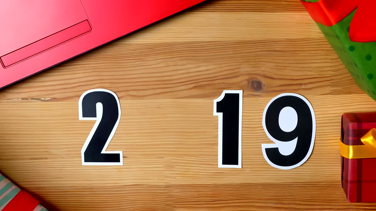 ilustración, año nuevo, mano masculina puesta sobre la mesa en la bandera de cataluña, balón de campo, 2019.