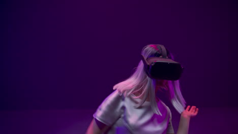 Mujer-Rubia-Bailando-Con-Gafas-Vr-A-La-Luz-De-Neón.