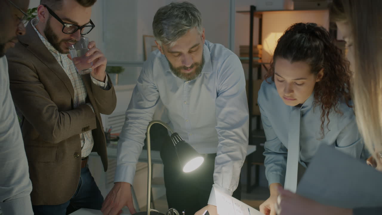 reunión de equipo de negocios por la noche