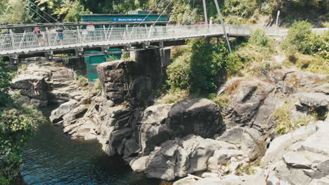 antena: mclarens falls bridge - niño saltando