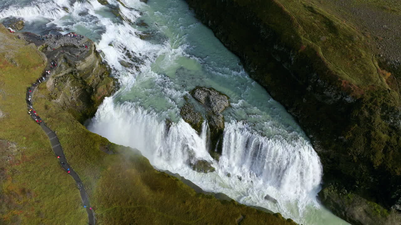 vista aérea de turistas en la cascada de gullfoss en el río hvita en islandia