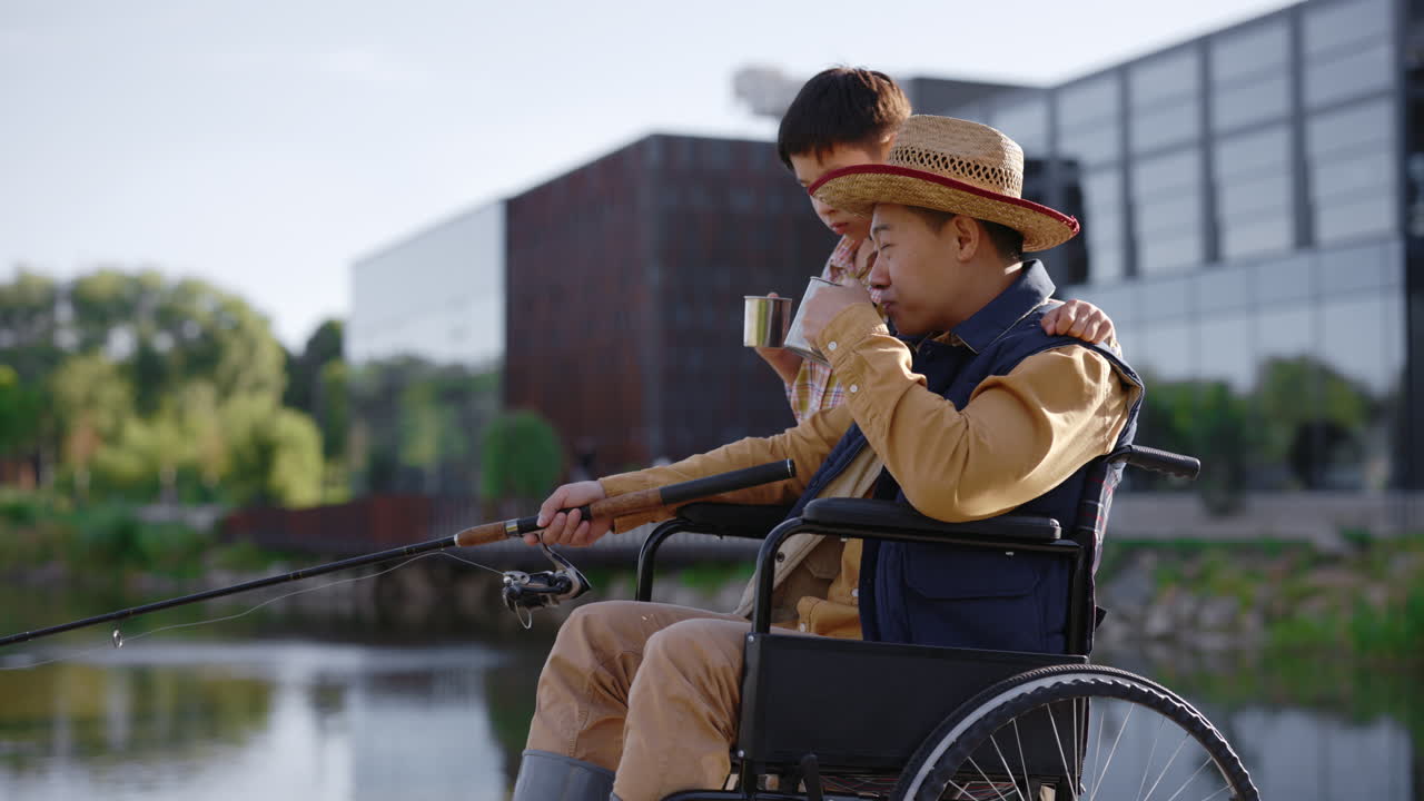 отец и сын вместе ловят рыбу.