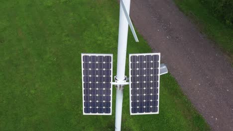 paneles solares y pequeñas turbinas eólicas que alimentan la luz de la calle en el poste, vista aérea