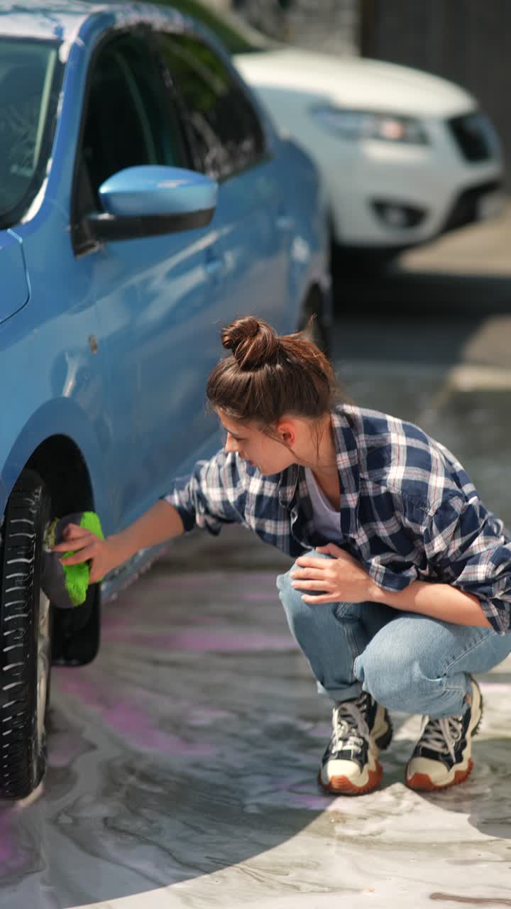 파란 차를 는 여자