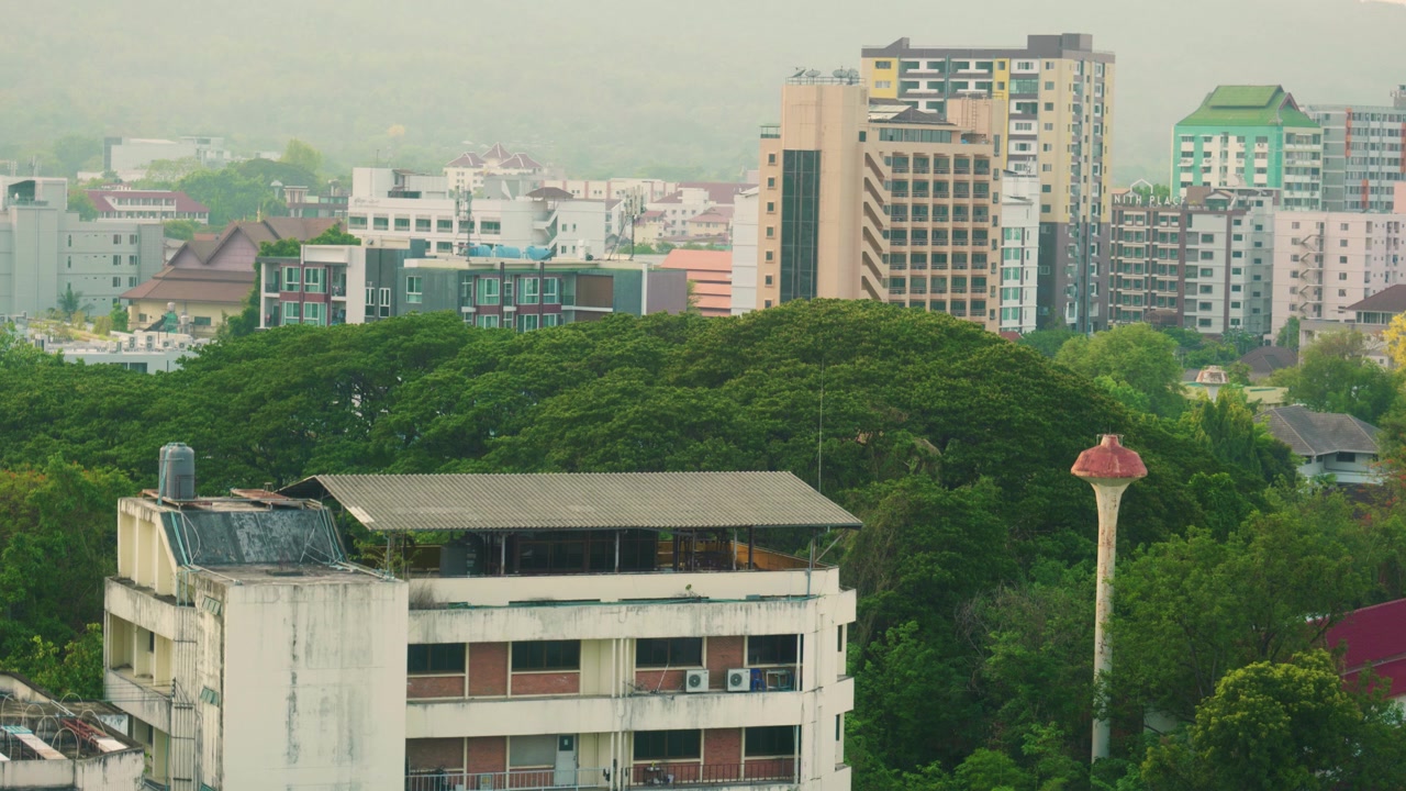 Metraje cinematográfico urbano en 4K de edificios aleatorios durante el atardecer en el centro de Chiang Mai, Tailandia