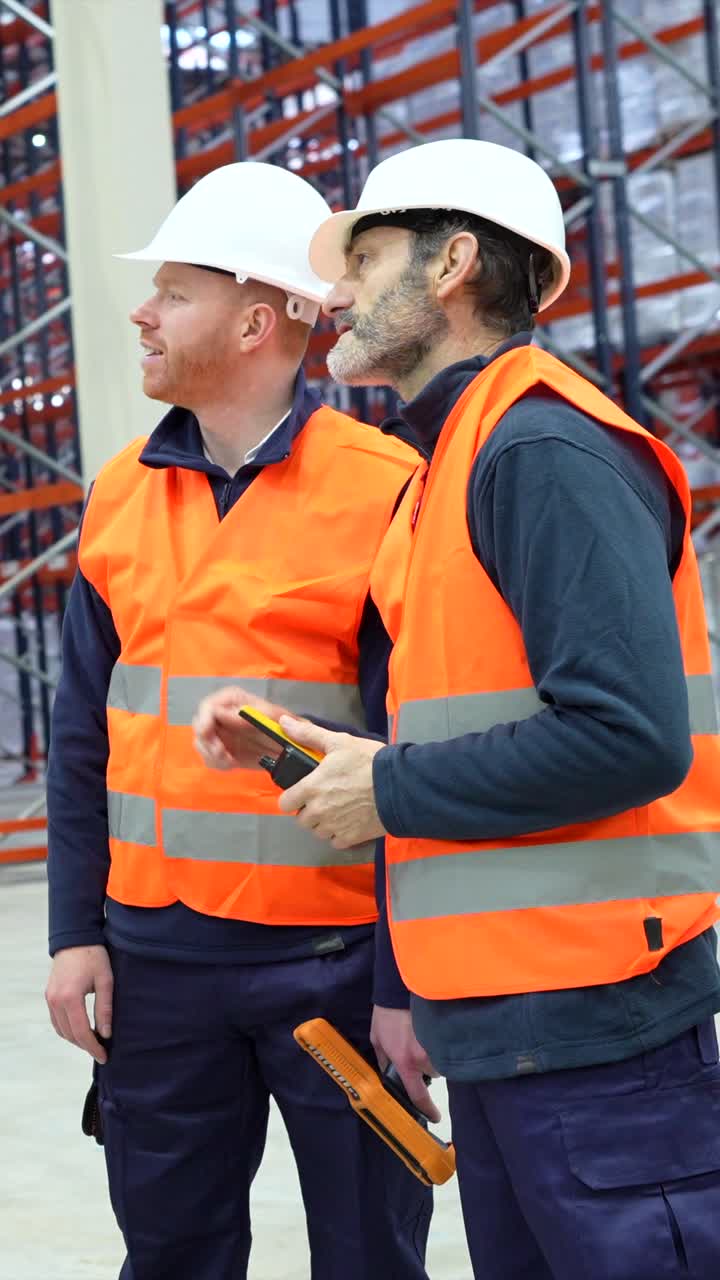 trabajadores del almacén discutiendo el inventario