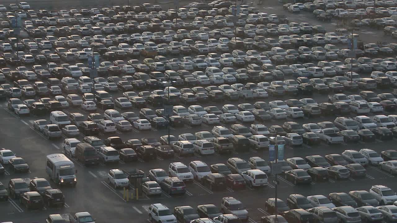 붐비는 주차장에 수천 대의 자동차