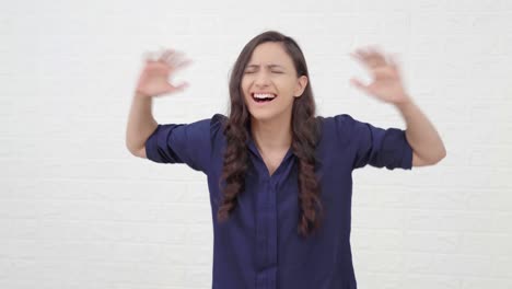 chica india frustrada gritando y luchando