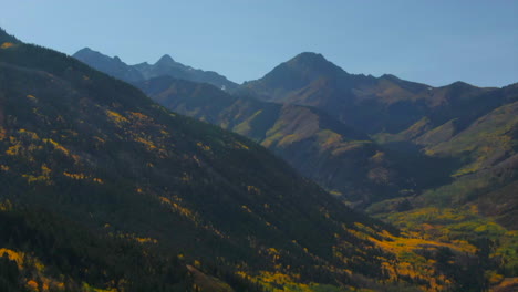 Colorado-Verano-Otoño-Colores-Del-Otoño-Aéreo-Zumbido-Cinematográfico-álamo-Temblón-Masa-De-Nieve-Montaña-Granate-Campanas-Pirámide-Pico-Hermoso-Impresionante-Cielo-Azul-Medio-Día-Soleado-Círculo-Derecho-Lentamente-Movimiento