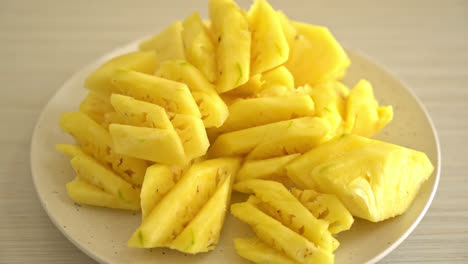 piña fresca cortada en un plato