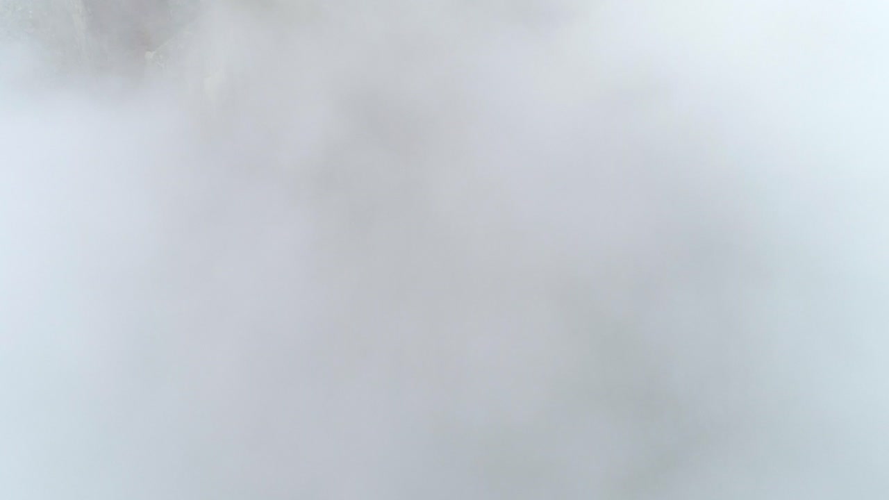 vista aérea de la cima de una montaña brumosa