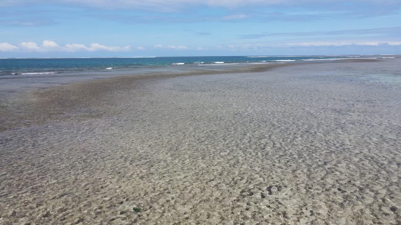 지평선으로 향하는 무인기, 태평양의 끝없는 넓이를 가로질러 날아다니며