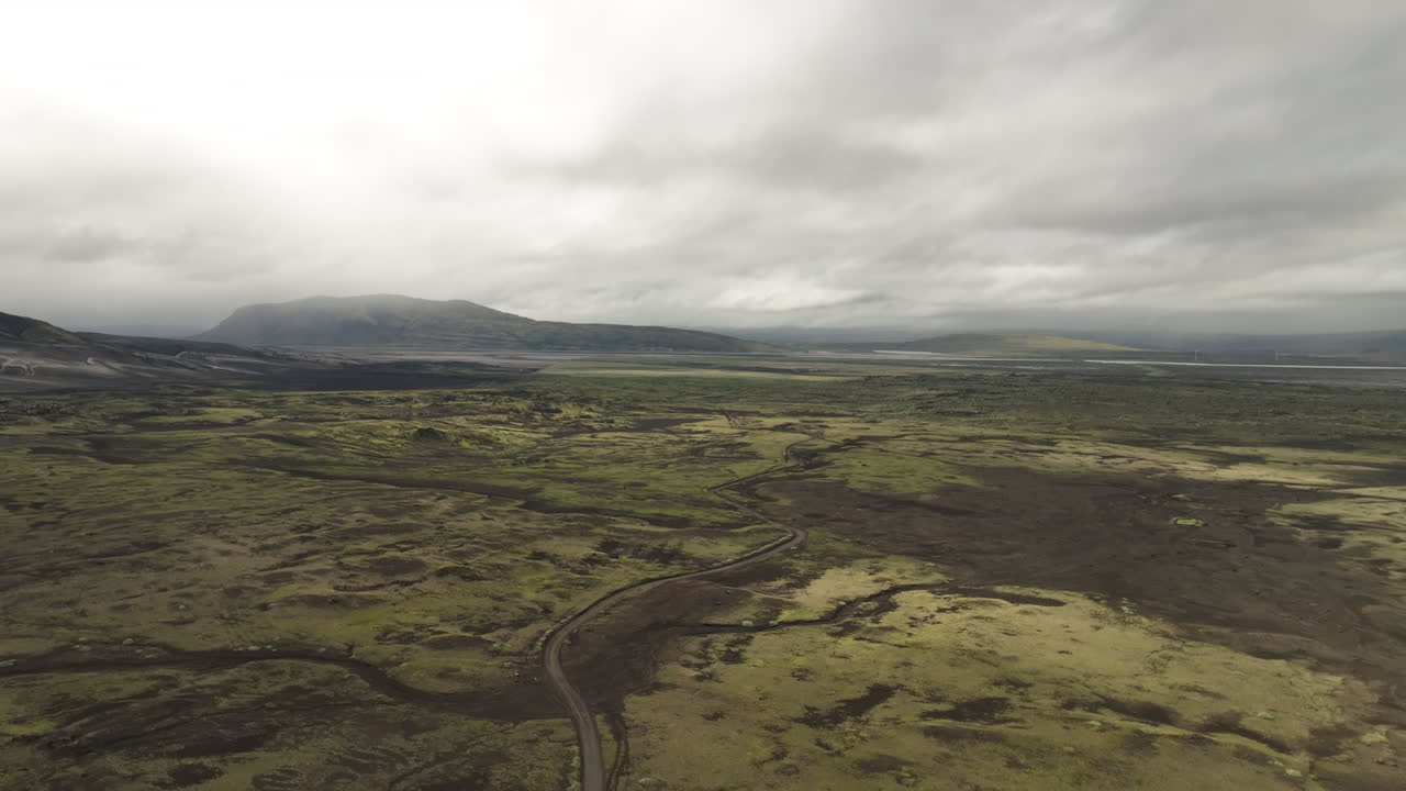 un camino sin fin en islandia campos de lava con montañas tiro aéreo