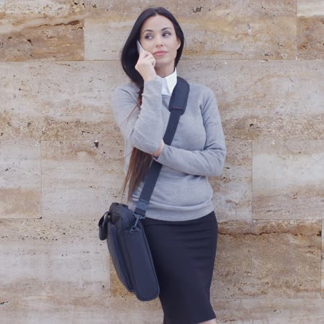 Mujer-Usando-El-Teléfono-Y-Esperando-En-Espera