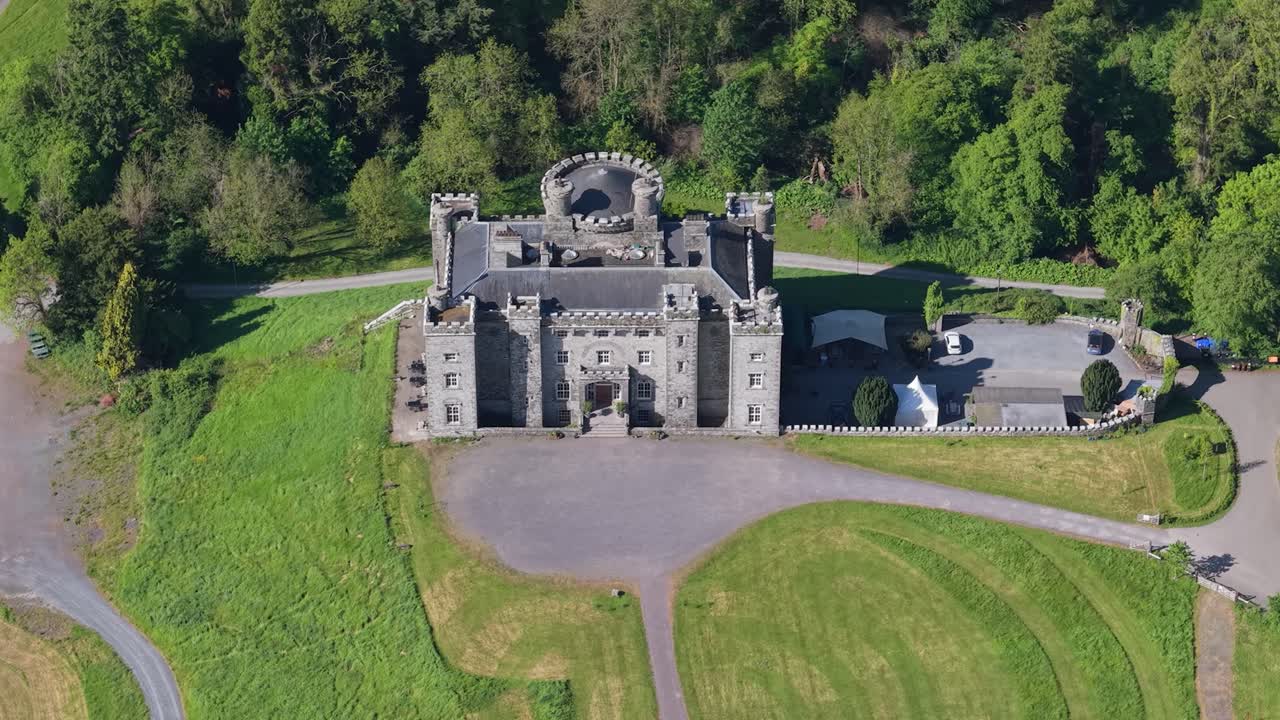 Vista aerea dello Slane Castle circondato dal verde a Meath, Irlanda