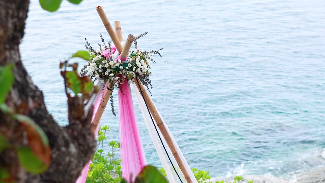 arco decorativo con flores cerca de la vista del océano