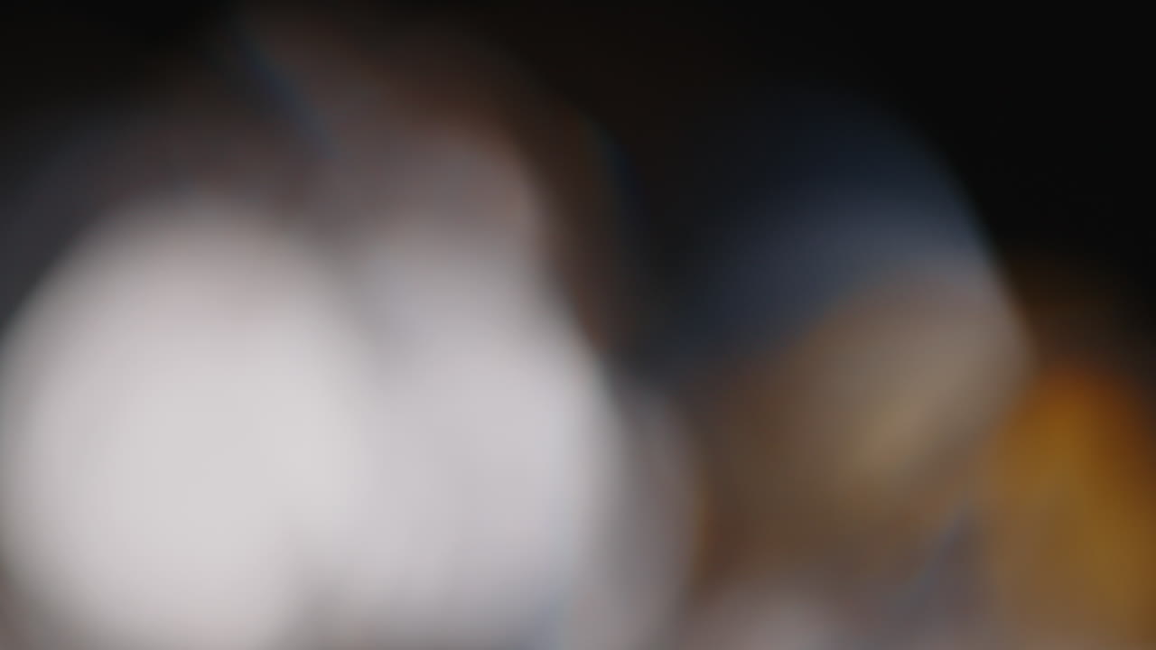 Filmato 4K di perdite di luce multicolore su sfondo nero, sovrapposizioni di bagliori ed effetti di perdita lente
