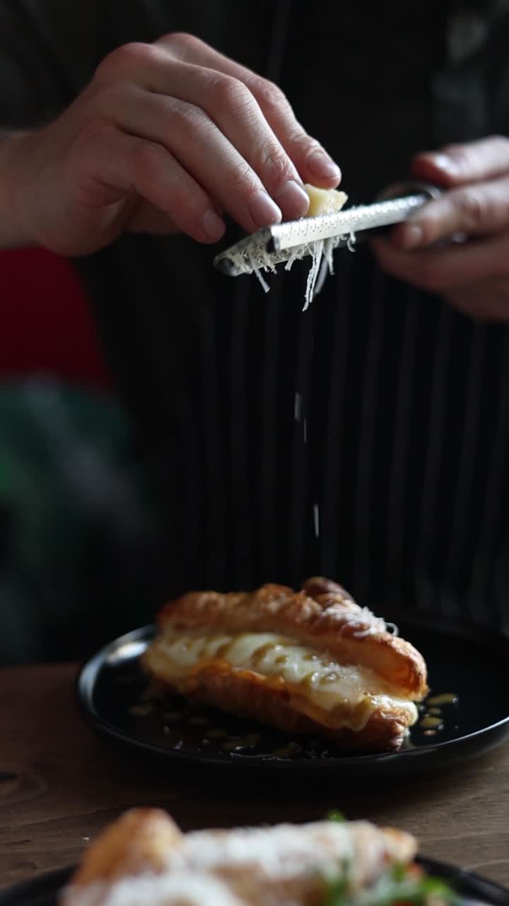 크루아산 샌드위치를 준비하고 있습니다.