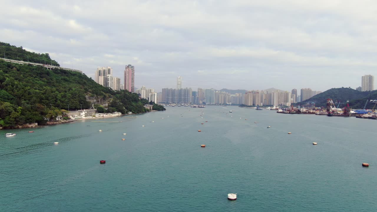 bahía de hong kong y horizonte en un hermoso día, vista aérea