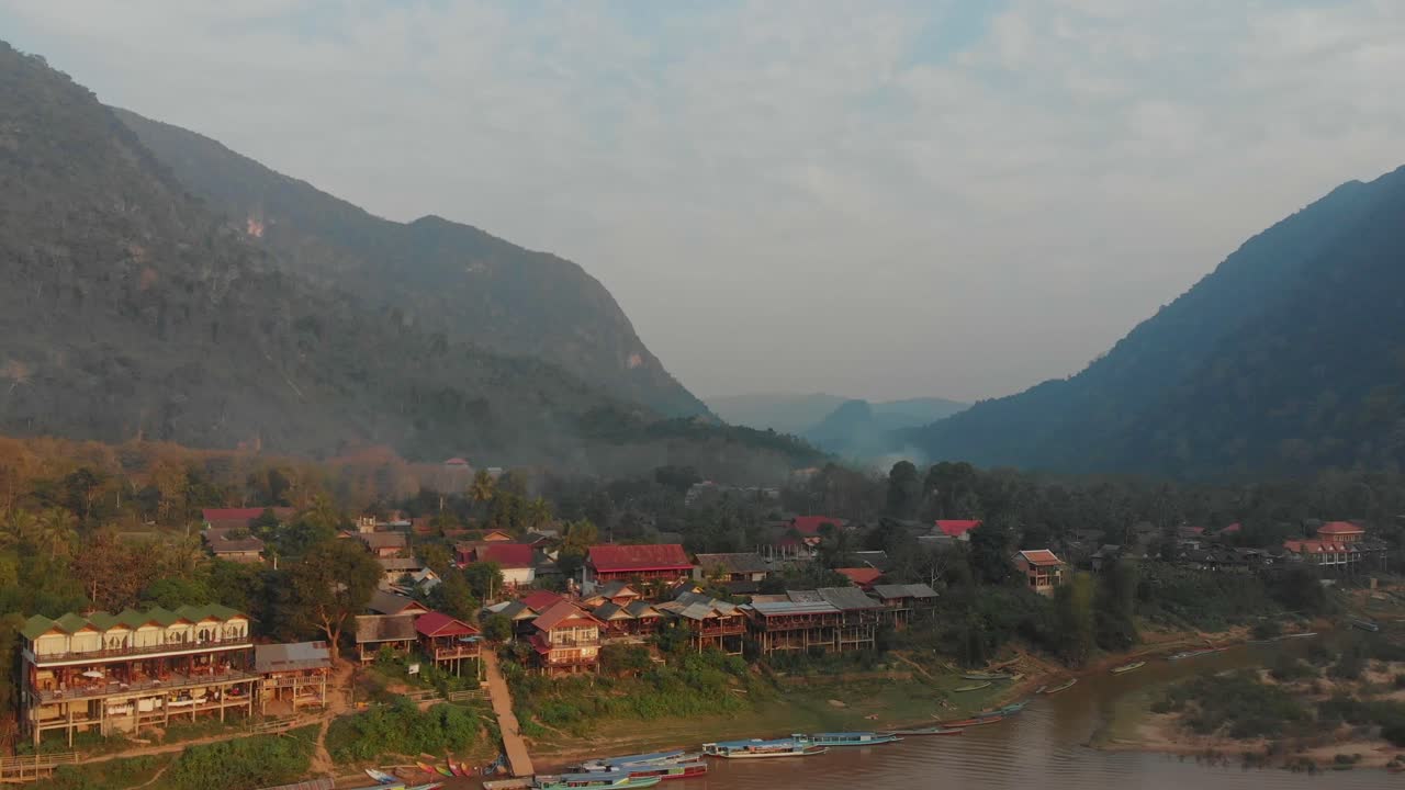 Strada polverosa in un villaggio di Muang Ngoy, Luang Prabang, Laos