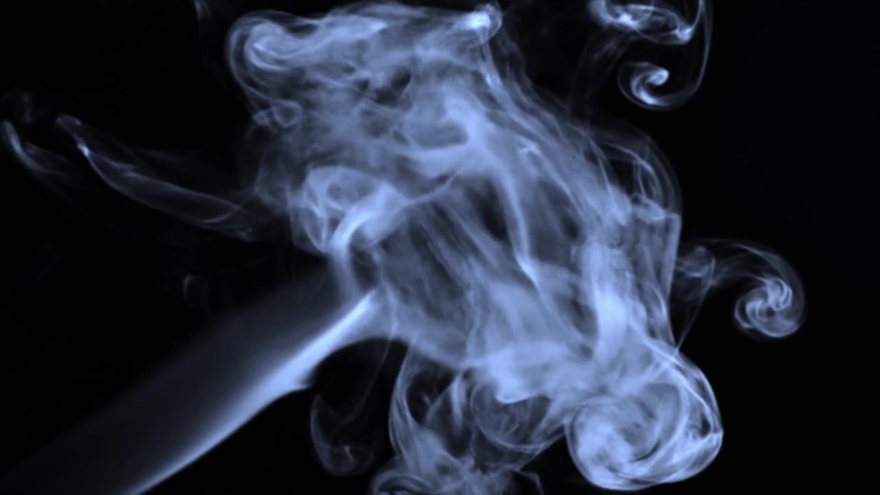 Fumo bianco etereo vorticoso su sfondo nero