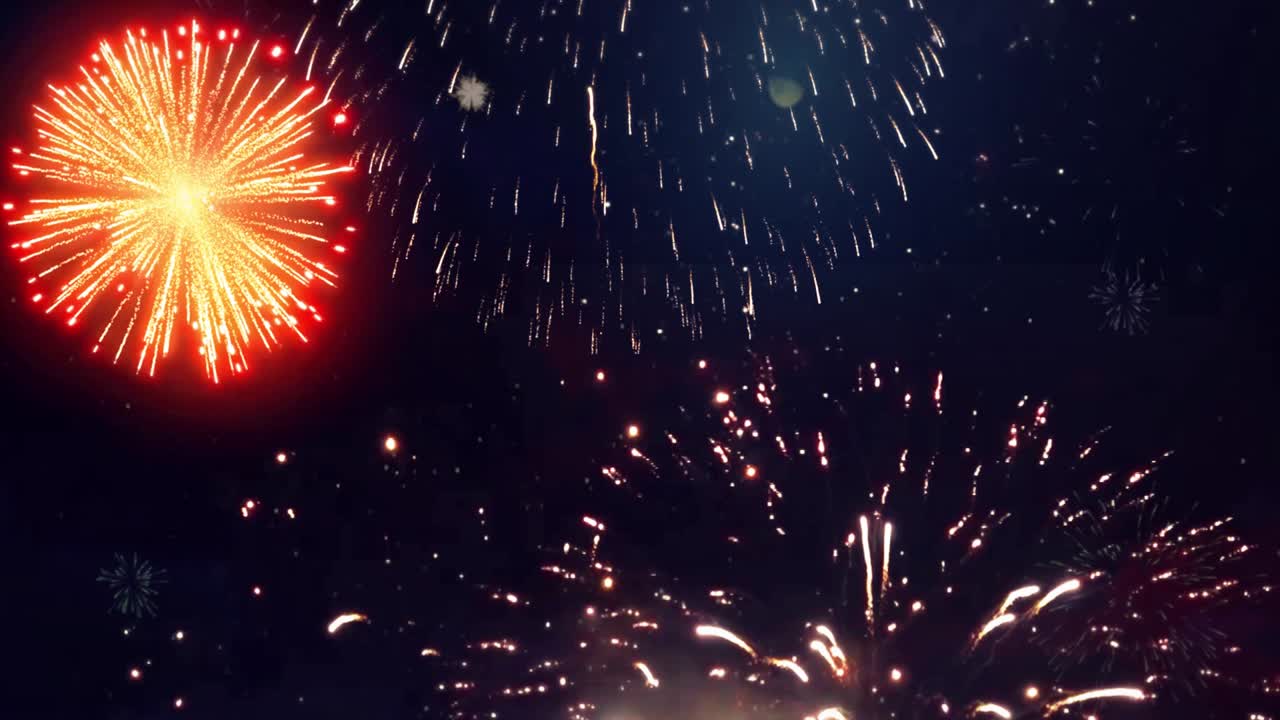 4k hermosos fuegos artificiales multicolores en el cielo nocturno. los fuegos artificials de año nuevo muestran explosiones