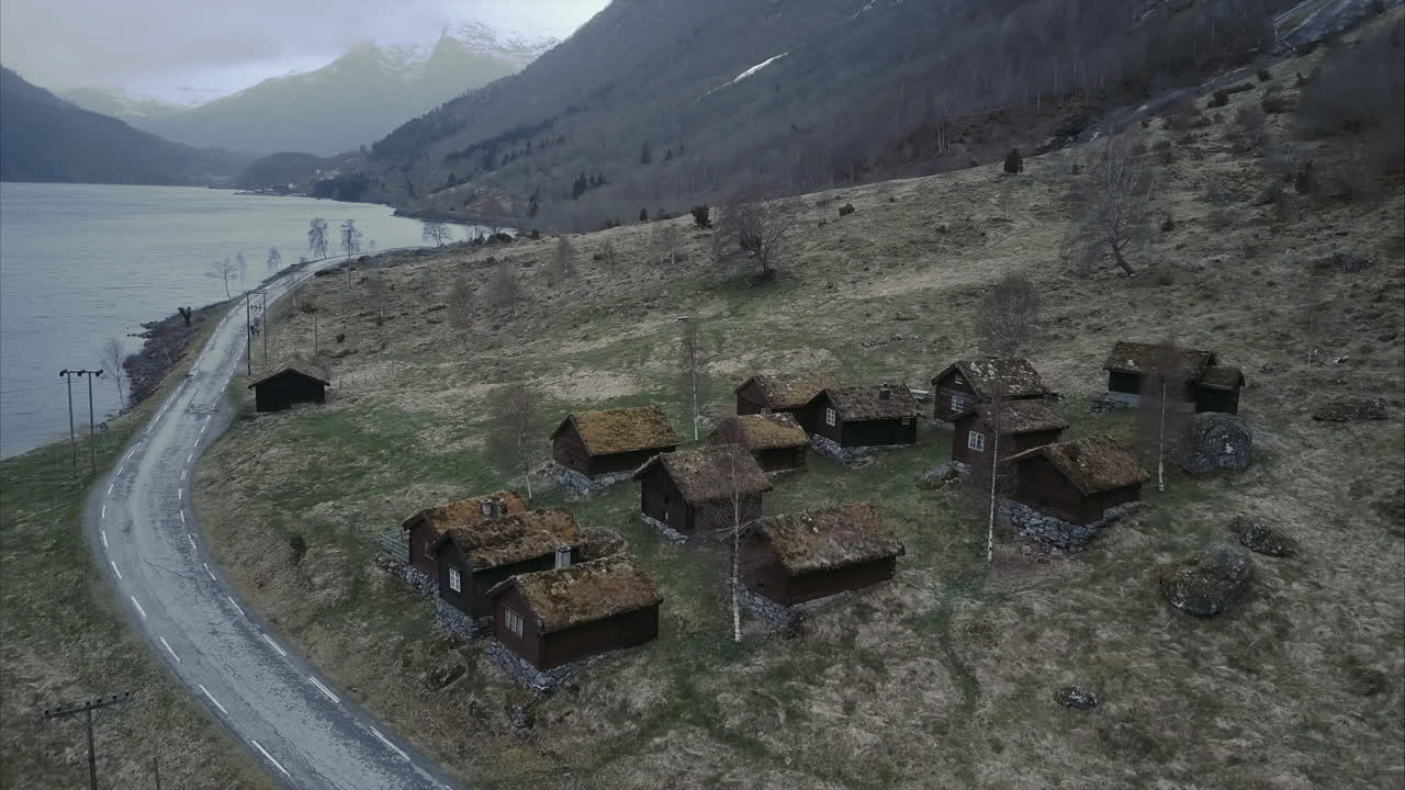 노르웨이 황무지에 있는 작은 동화 마을의 공중 촬영, 이끼로 덮인 지붕, 흐린