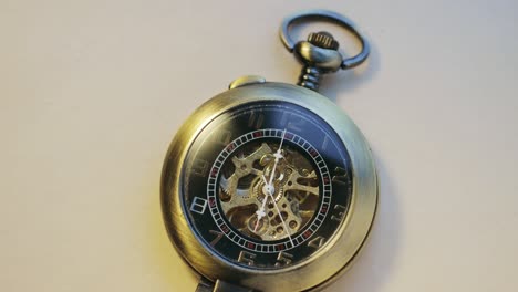 una foto de un reloj de bolsillo